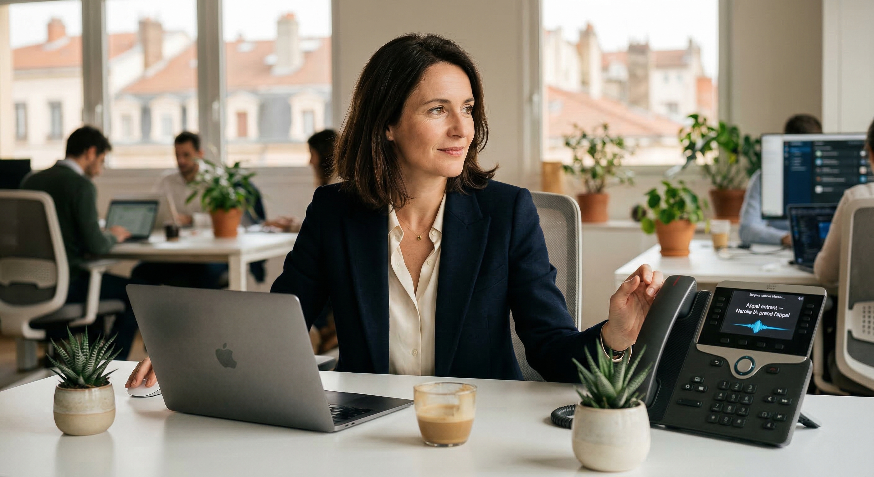 Agent vocal IA pour entreprise - téléphone professionnel avec interface d'intelligence artificielle vocale