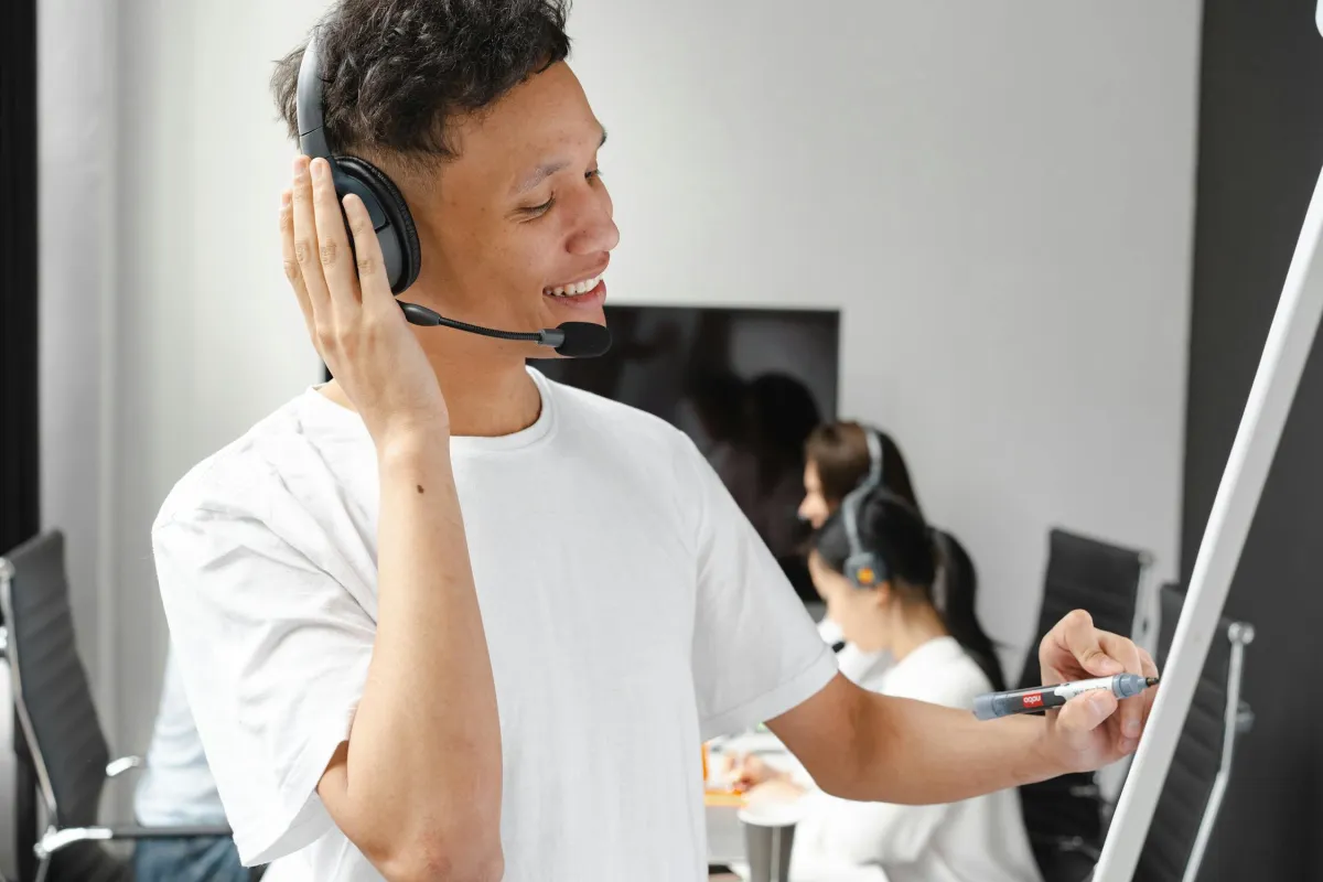 Agent de centre d'appel avec casque - enregistrement d'appels conforme RGPD